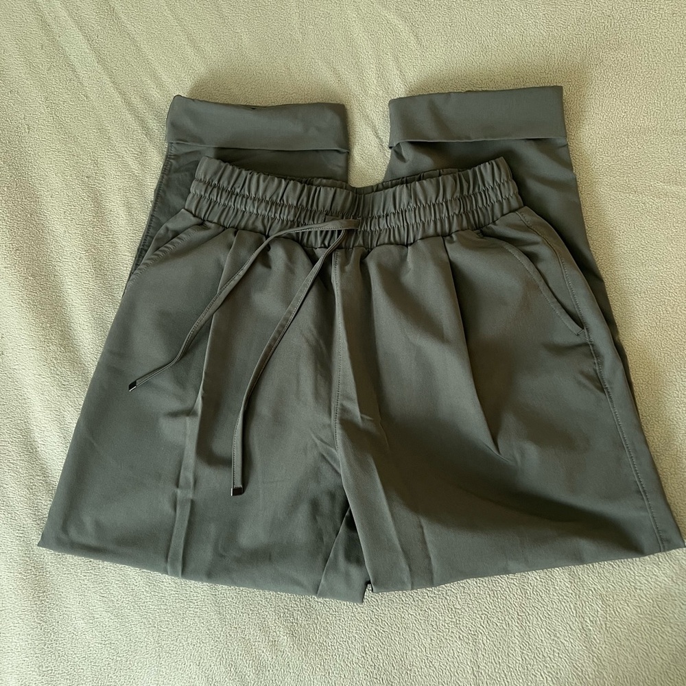 Green Mondetta ankle pants pull on